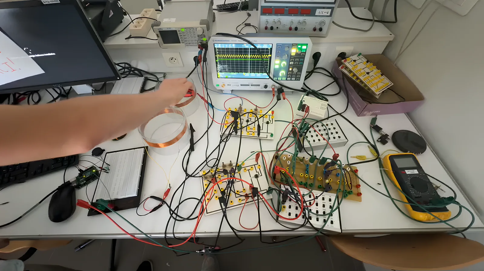 Circuit du détecteur de métaux sur le banc de mesure